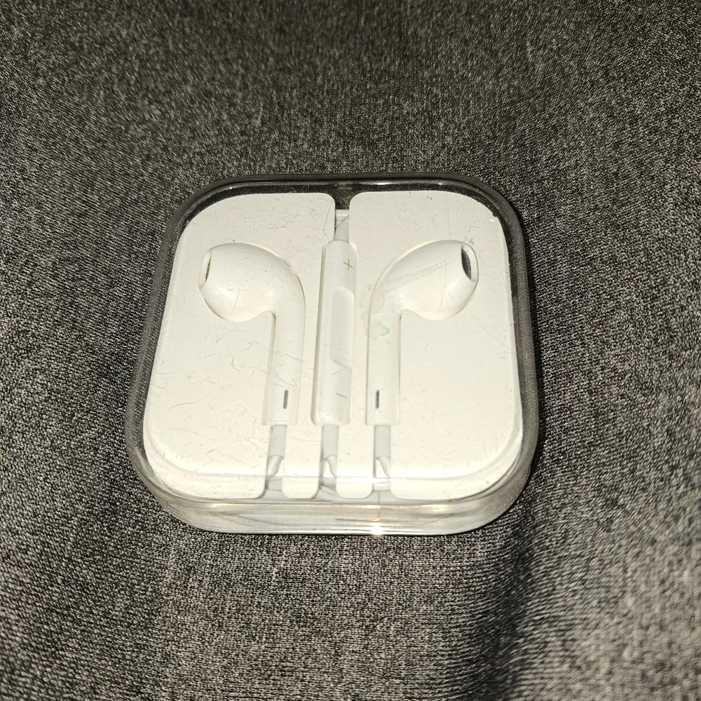 NEW! APPLE EARBUDS