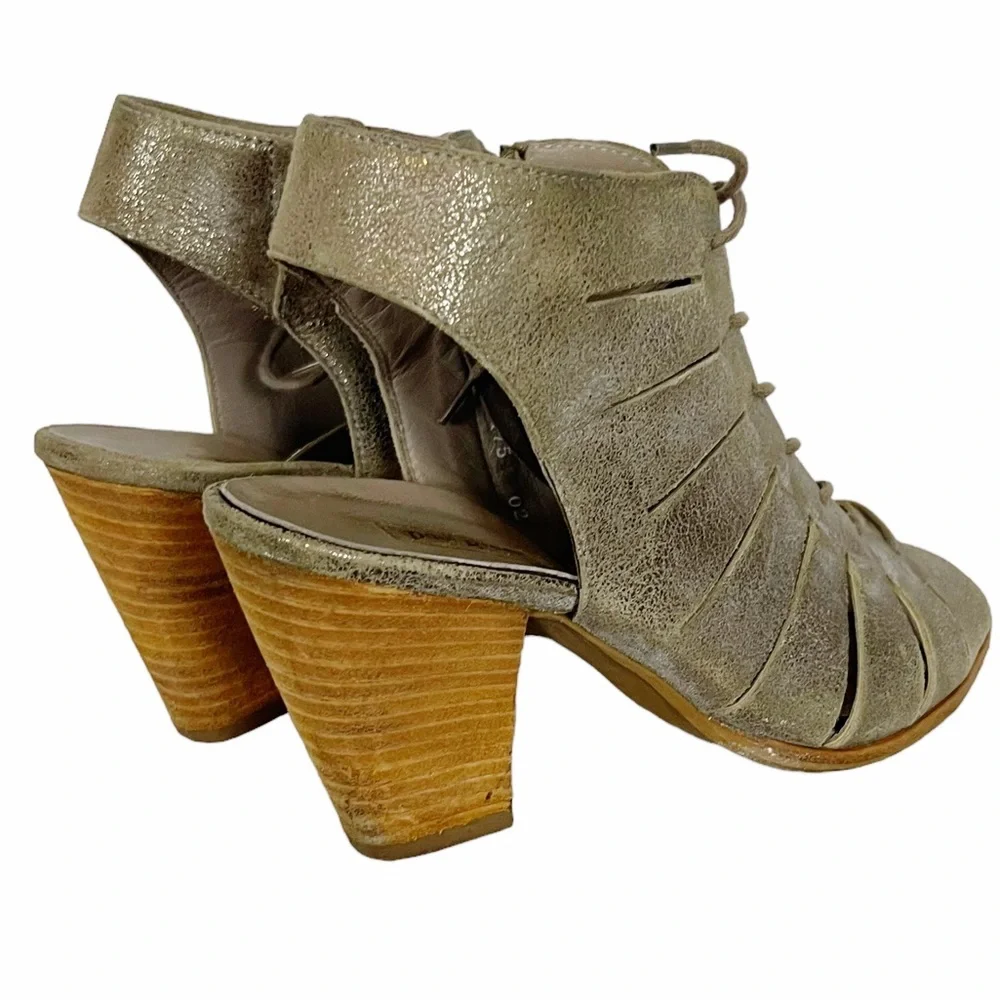 Paul Green trendy lace