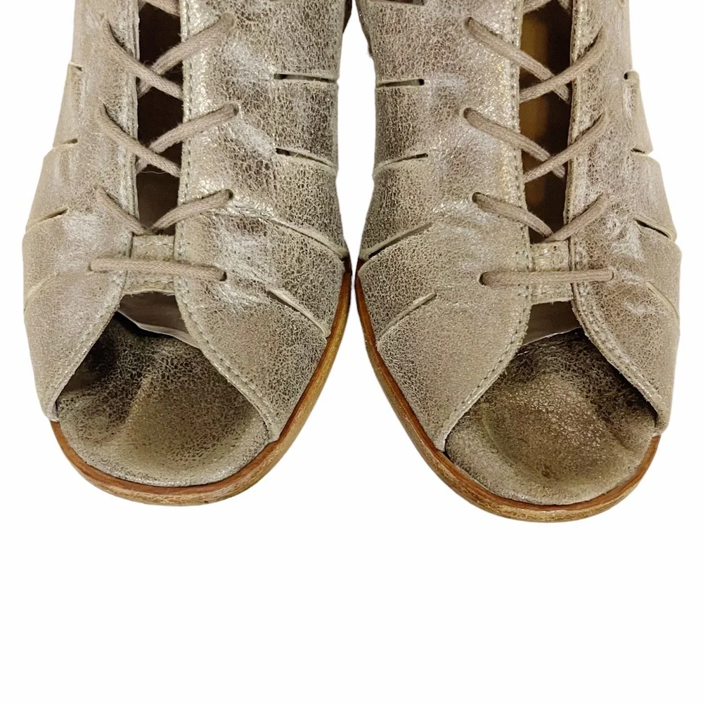 Paul Green trendy lace