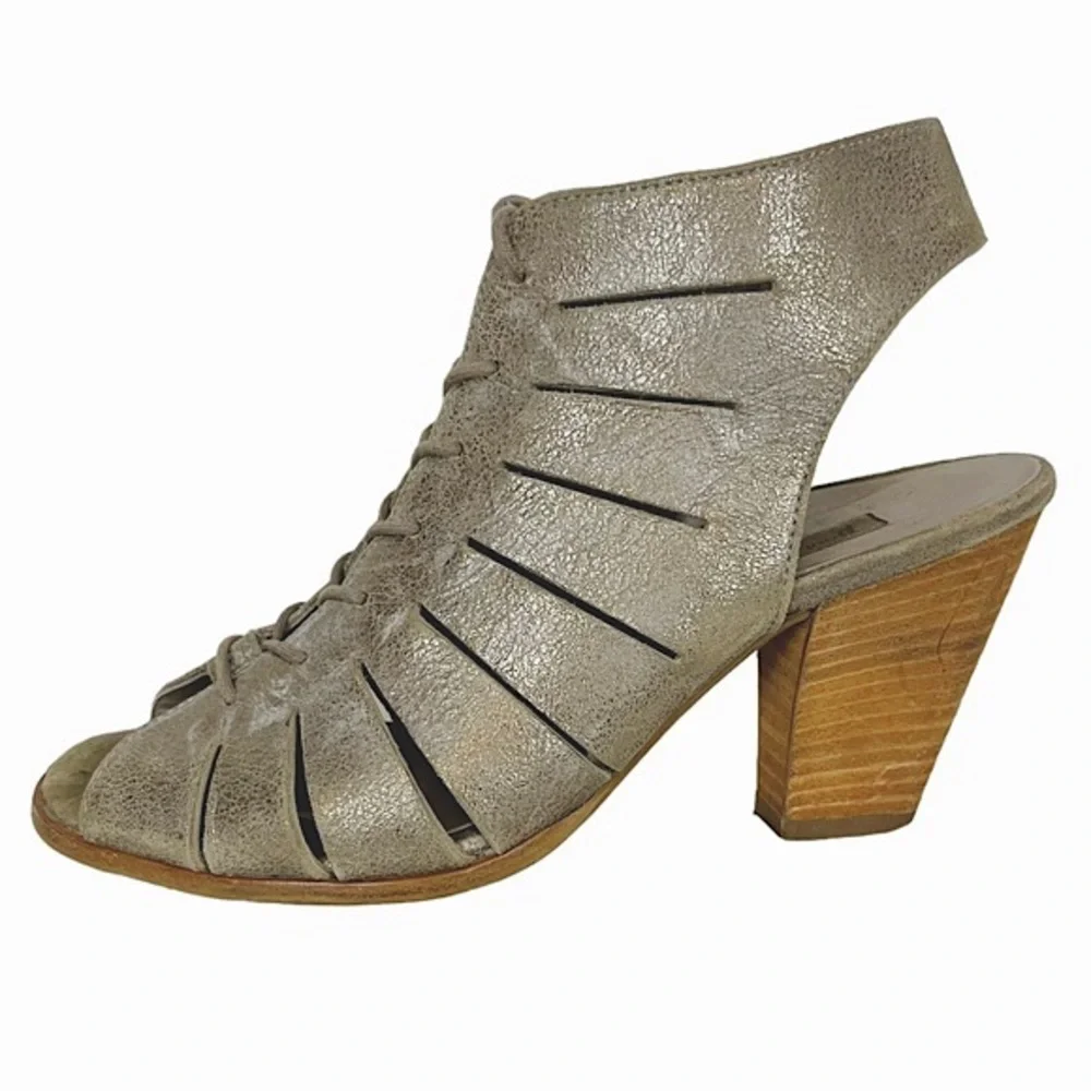 Paul Green trendy lace