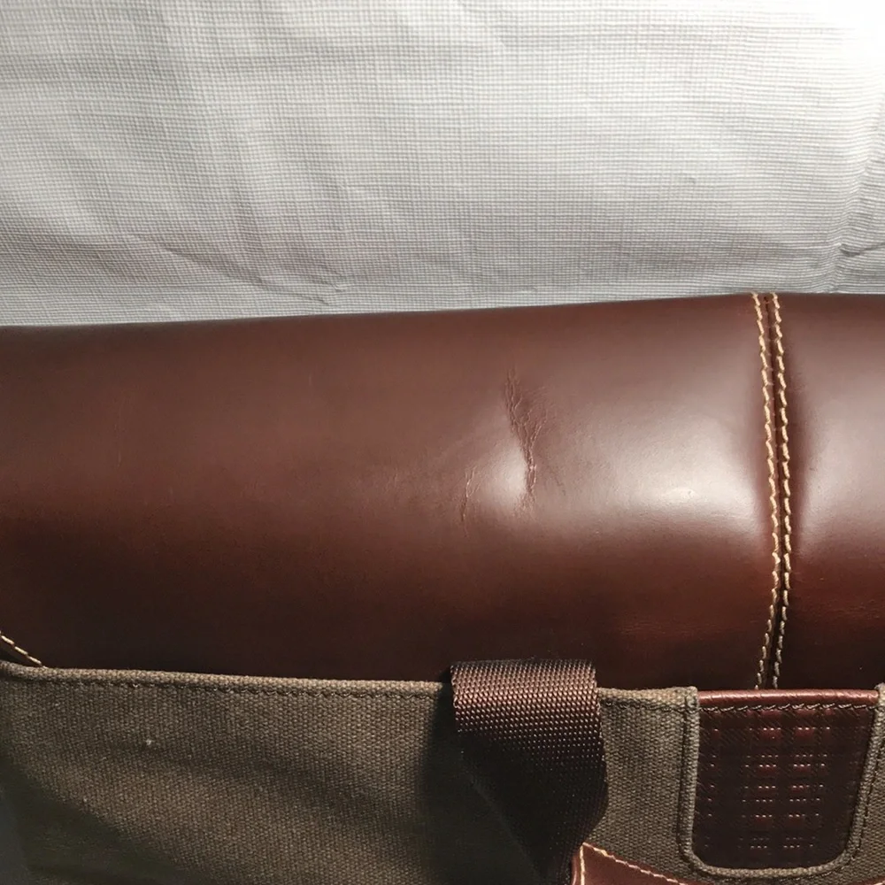 Boconi shoulder adjustable compartment