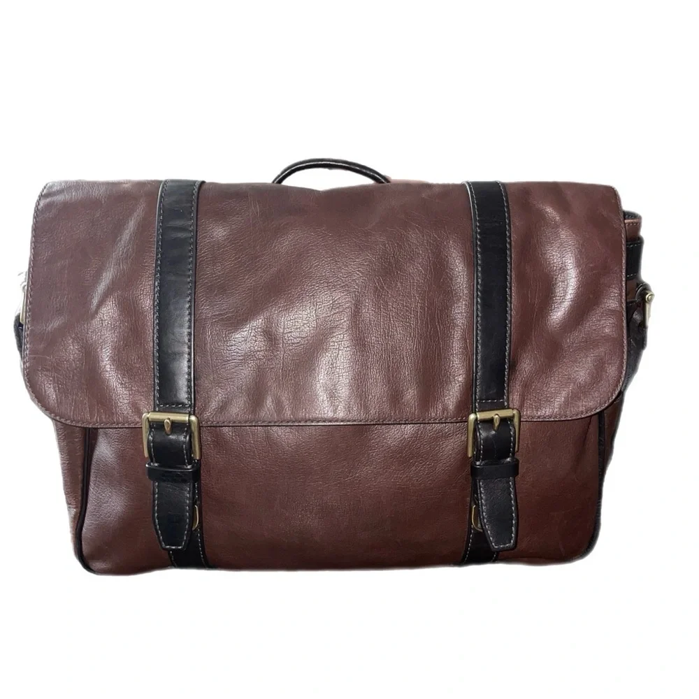 Fossil leather messenger bag in brown and black brass hardware. O