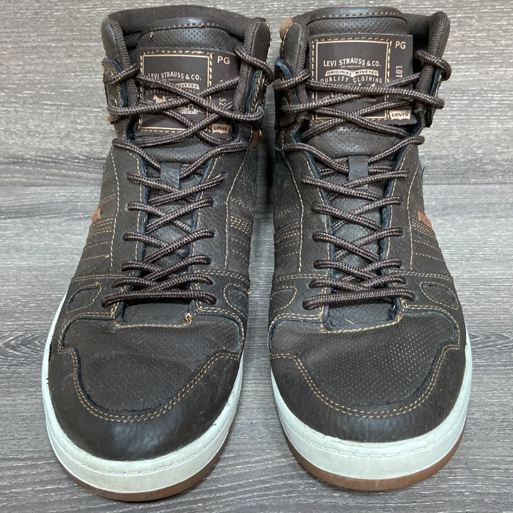 Levis detailing absorbing