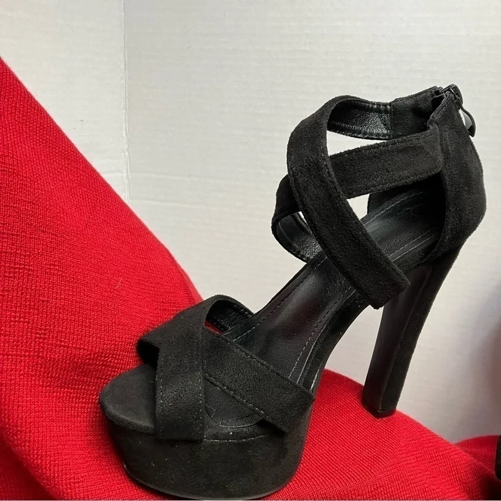 N/A black platform
