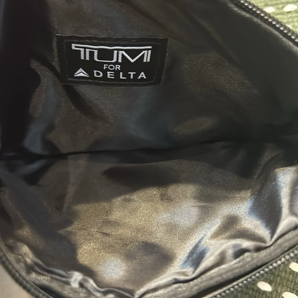 Tumi preowned 7”x5