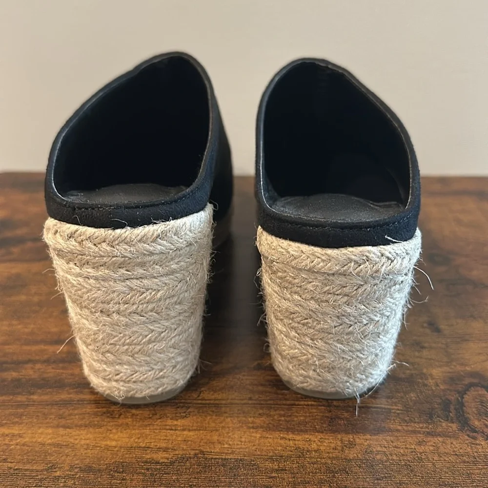 N/A wedges gently