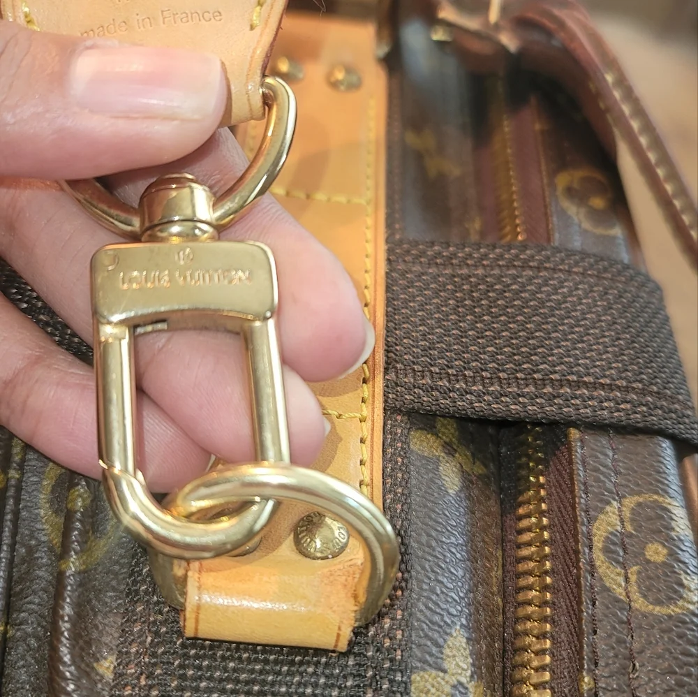 Louis Vuitton purse wraps shirts
