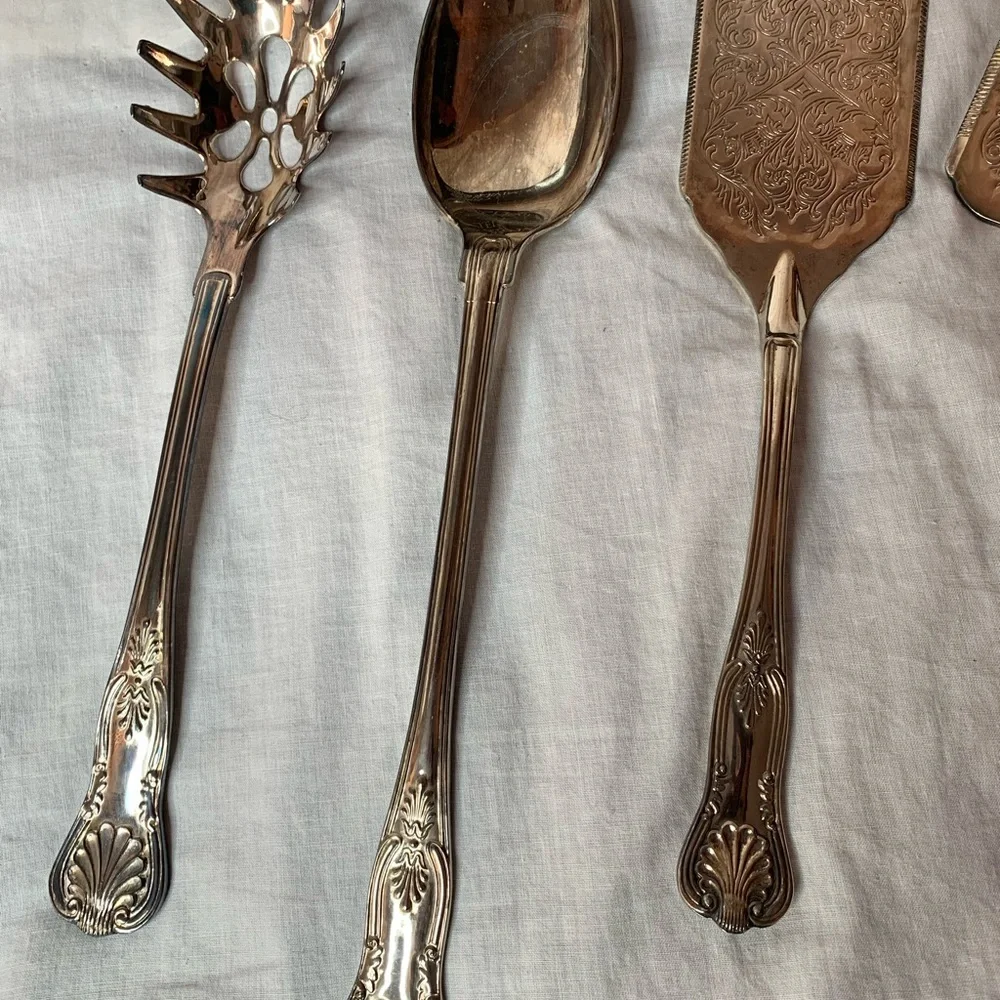 Godinger set includes