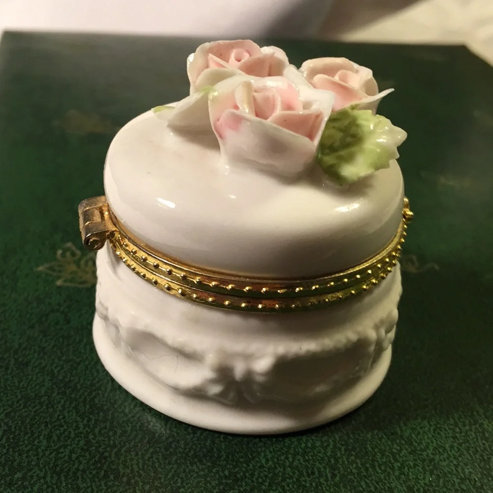 Vintage but one lid