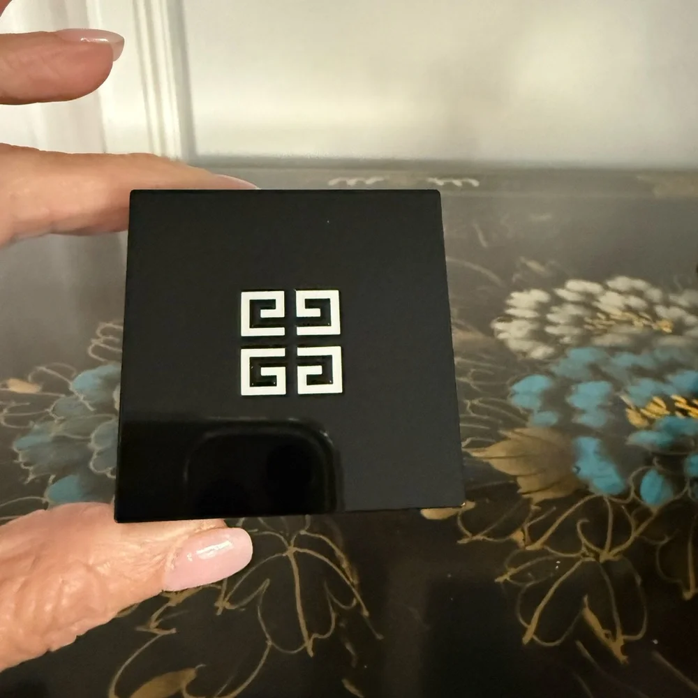 Givenchy Prisme Libre Loose Powder in Black Case