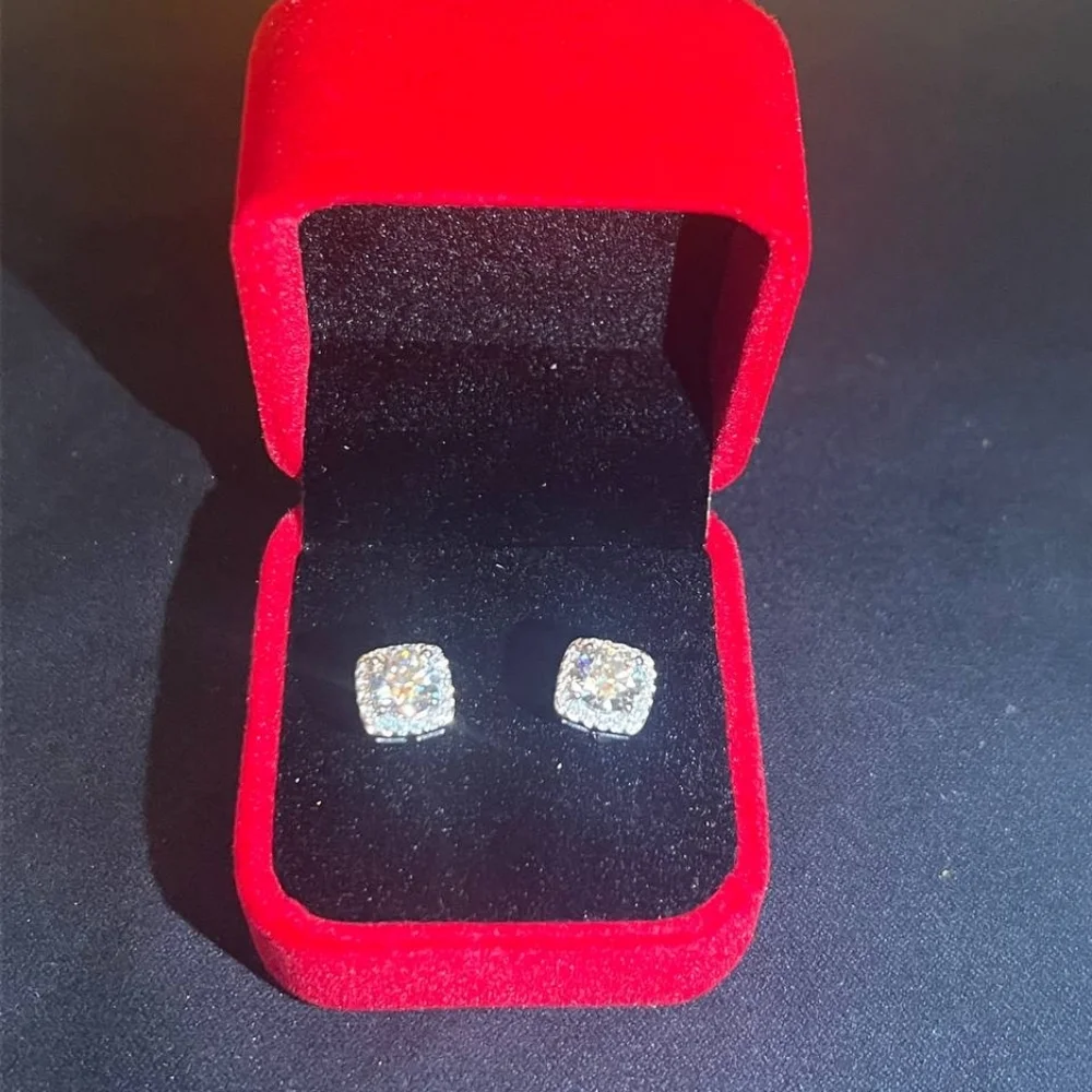 Certified Gale Moissanite screwbacks clarity