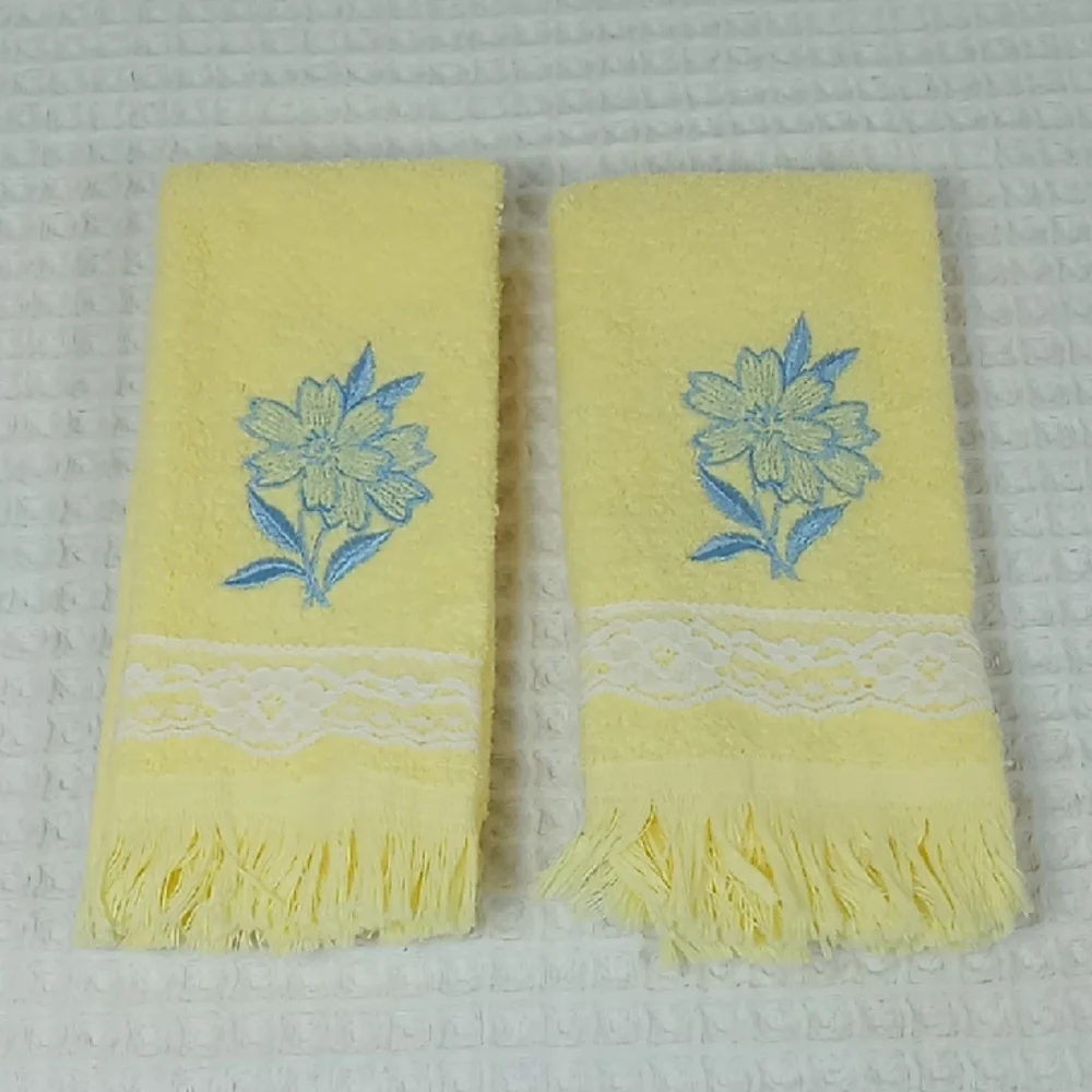 Vintage Unbranded Yellow Fingertip Towels w/Blue Flower & Lace Details