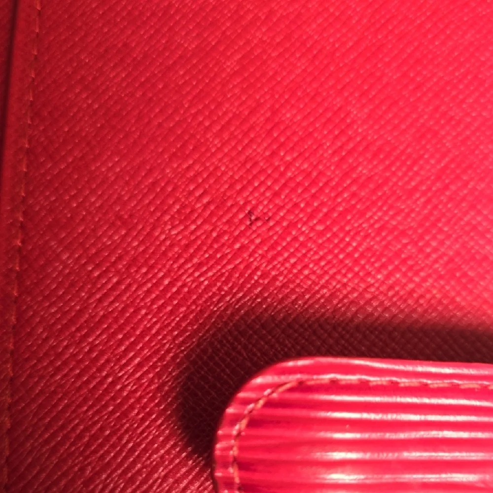 Louis Vuitton stylish closure please