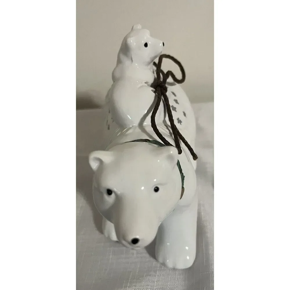 Polar Bear With potpourri‎