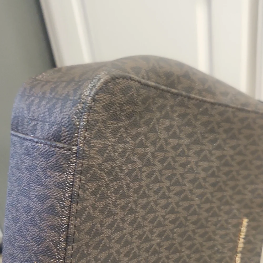 Michael Kors print closure