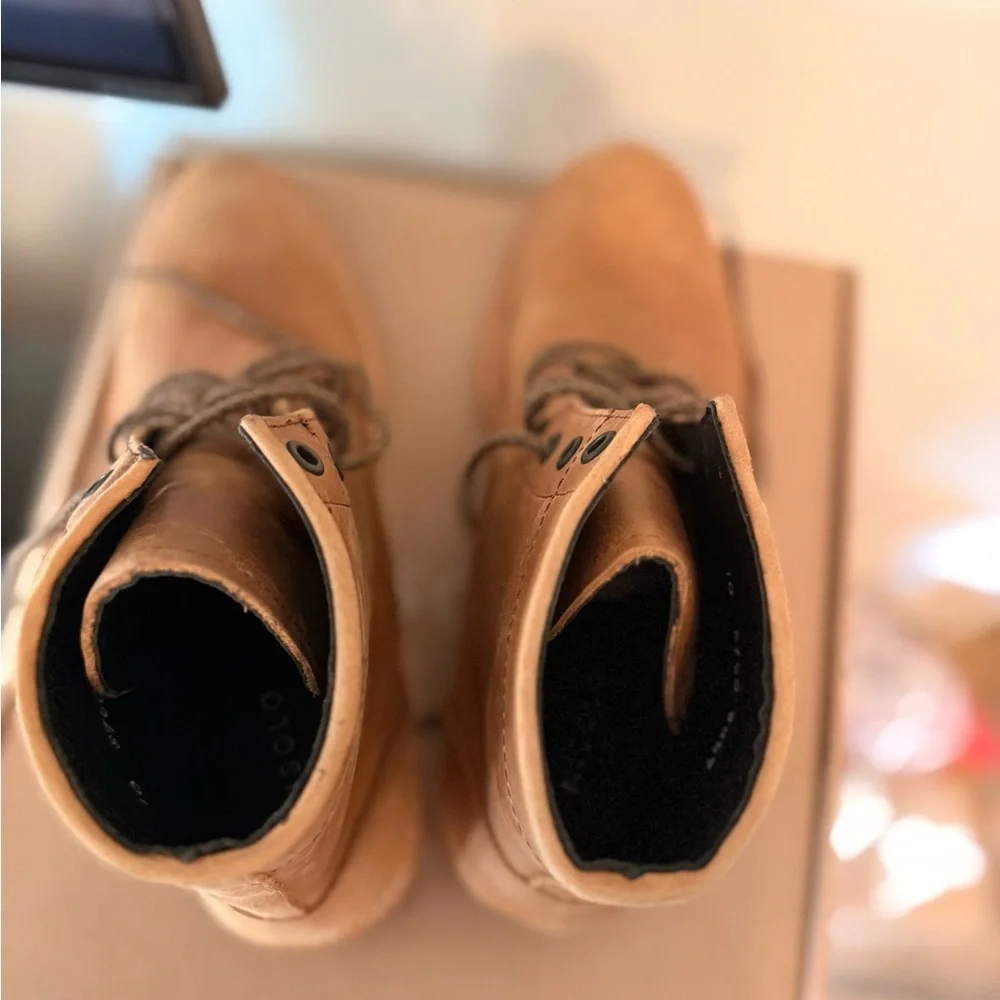 Nisolo sole material