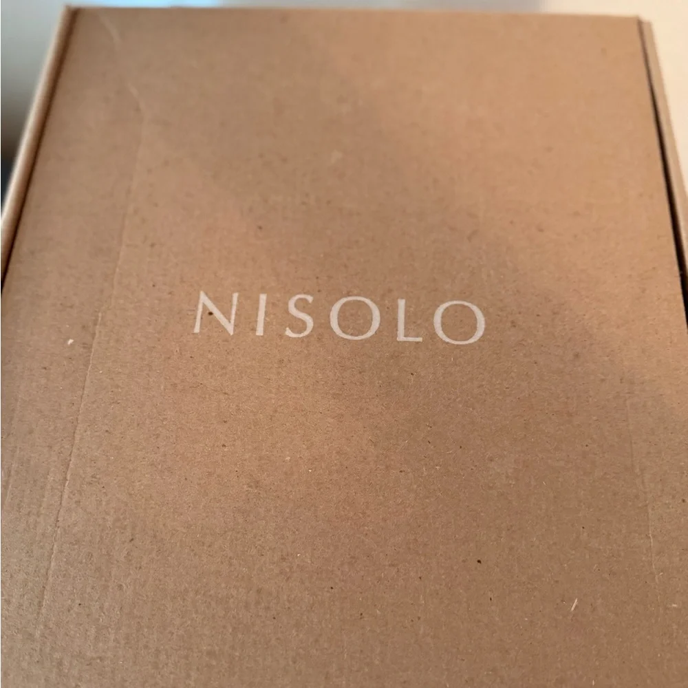 Nisolo sole material