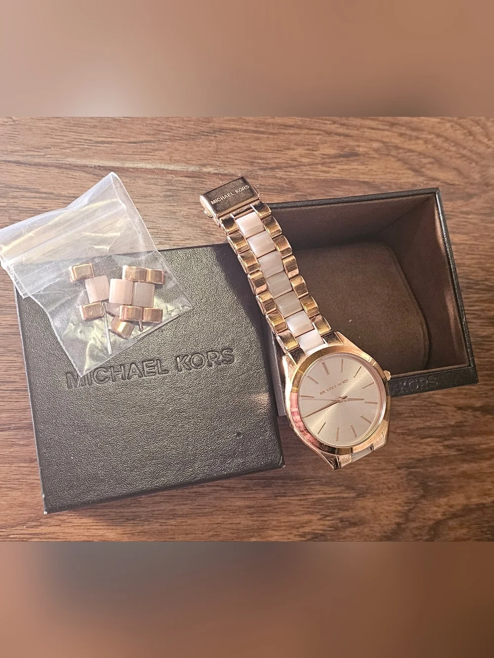 Michael Kors small links includes