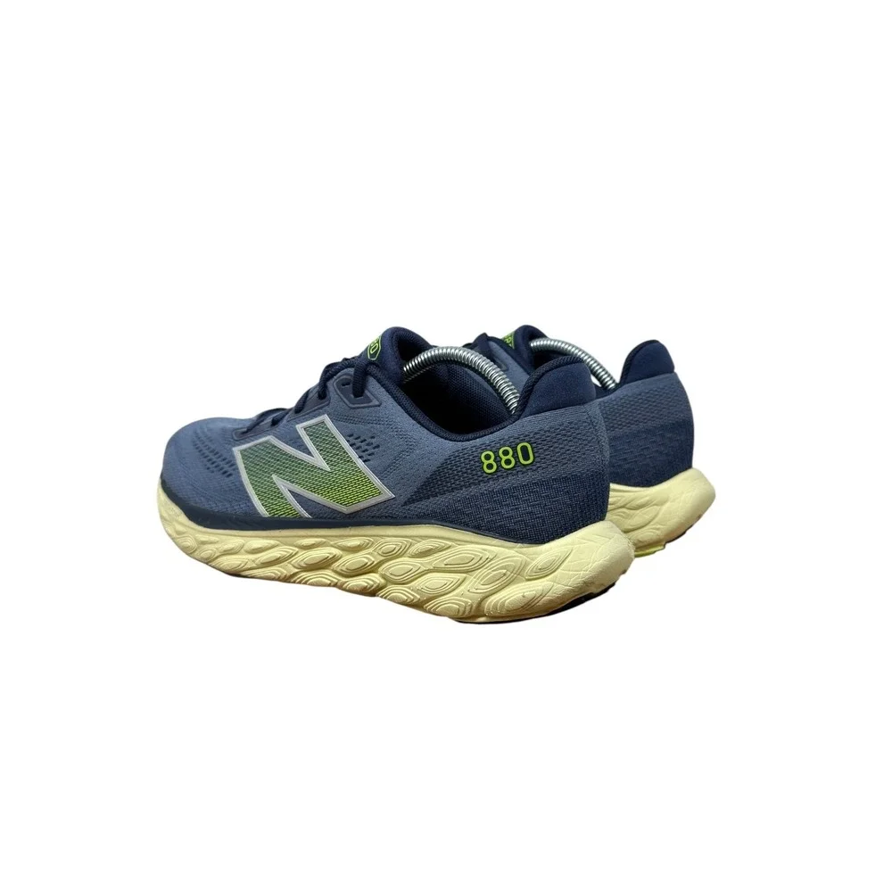 New Balance type while green