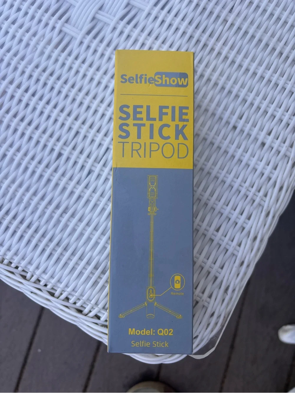 The Unbranded Brand selfieshow yellow