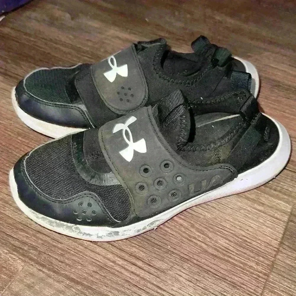 Under Armour Youth BPS Runplay Black Sneakers, Boys’ Size‎ 6Y play condition