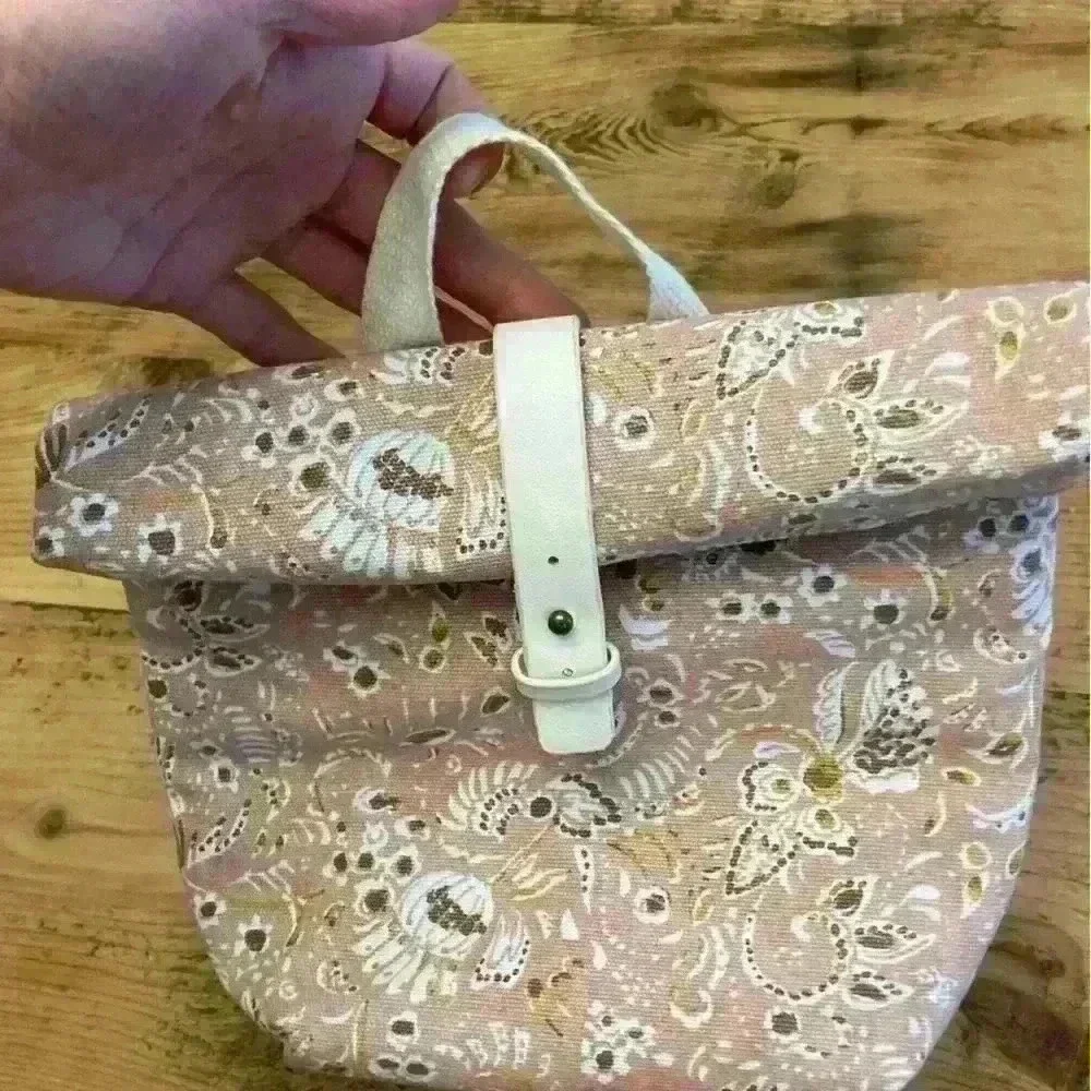 None dusty strap fold