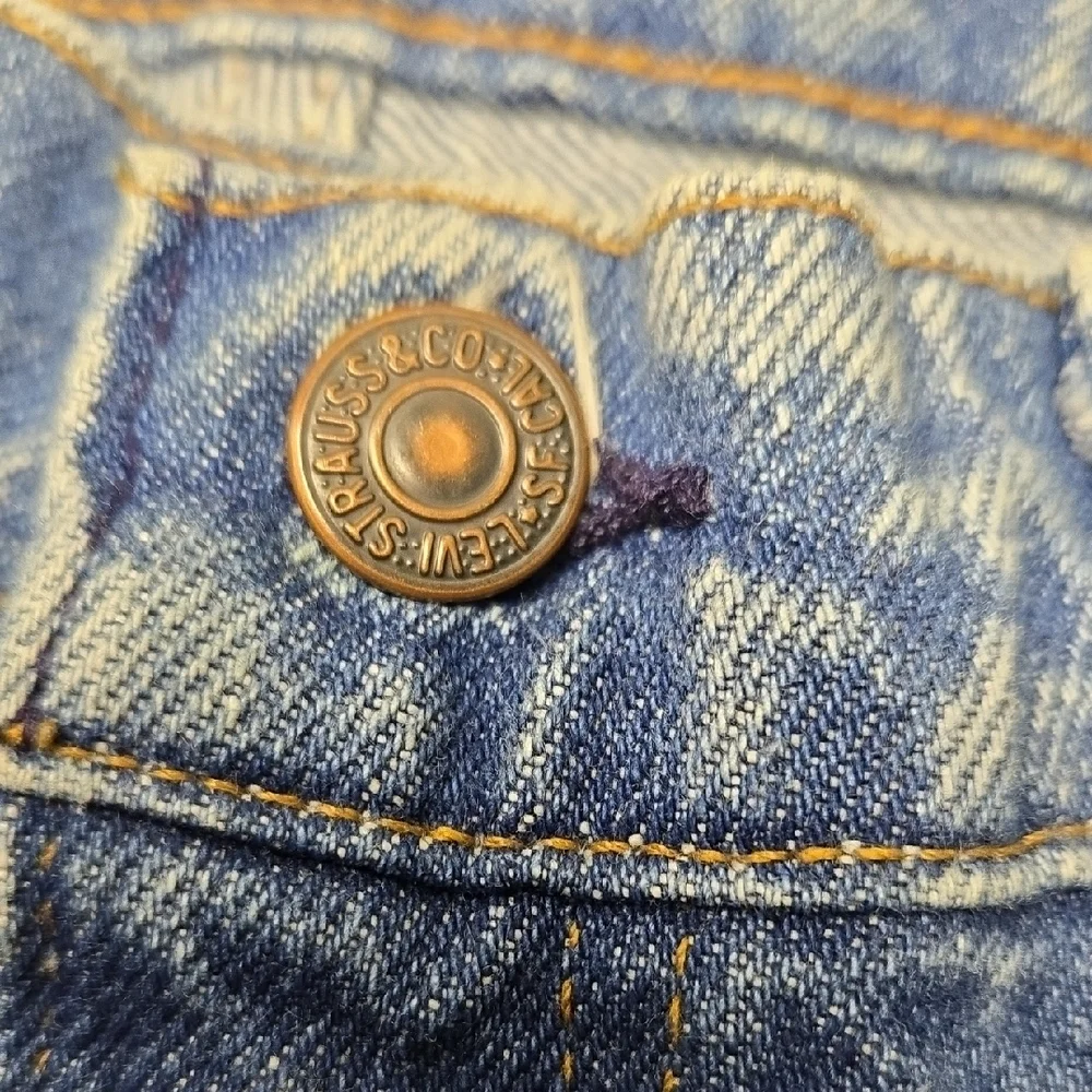 Levis features 12 left