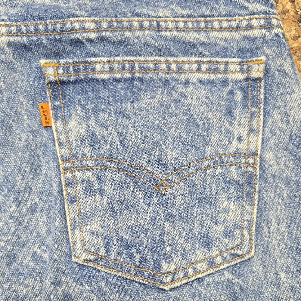 Levis small looking