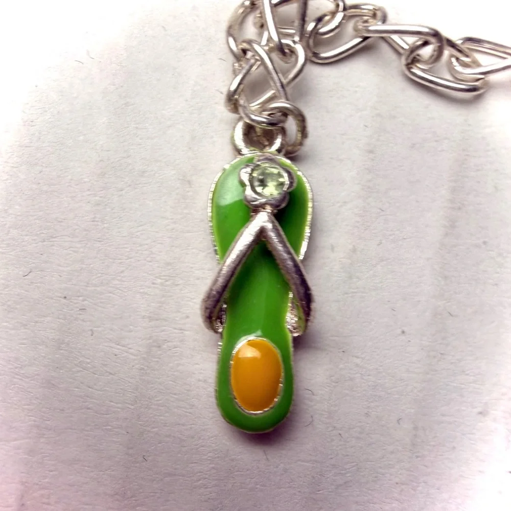 unbranded vintage flop charm