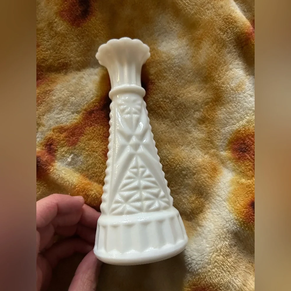 N/A elegant milk vase