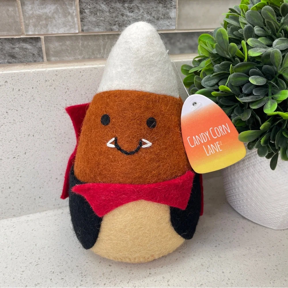 NEW Candy Corn‎ Lane Wool Felt Vampire Figurine Halloween Decor Red Cape Dracula