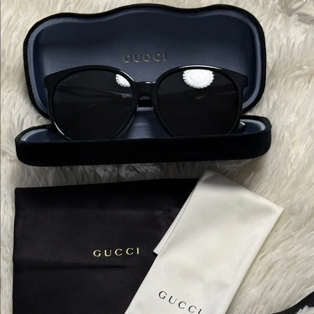 Gucci Black Round Sunglasses