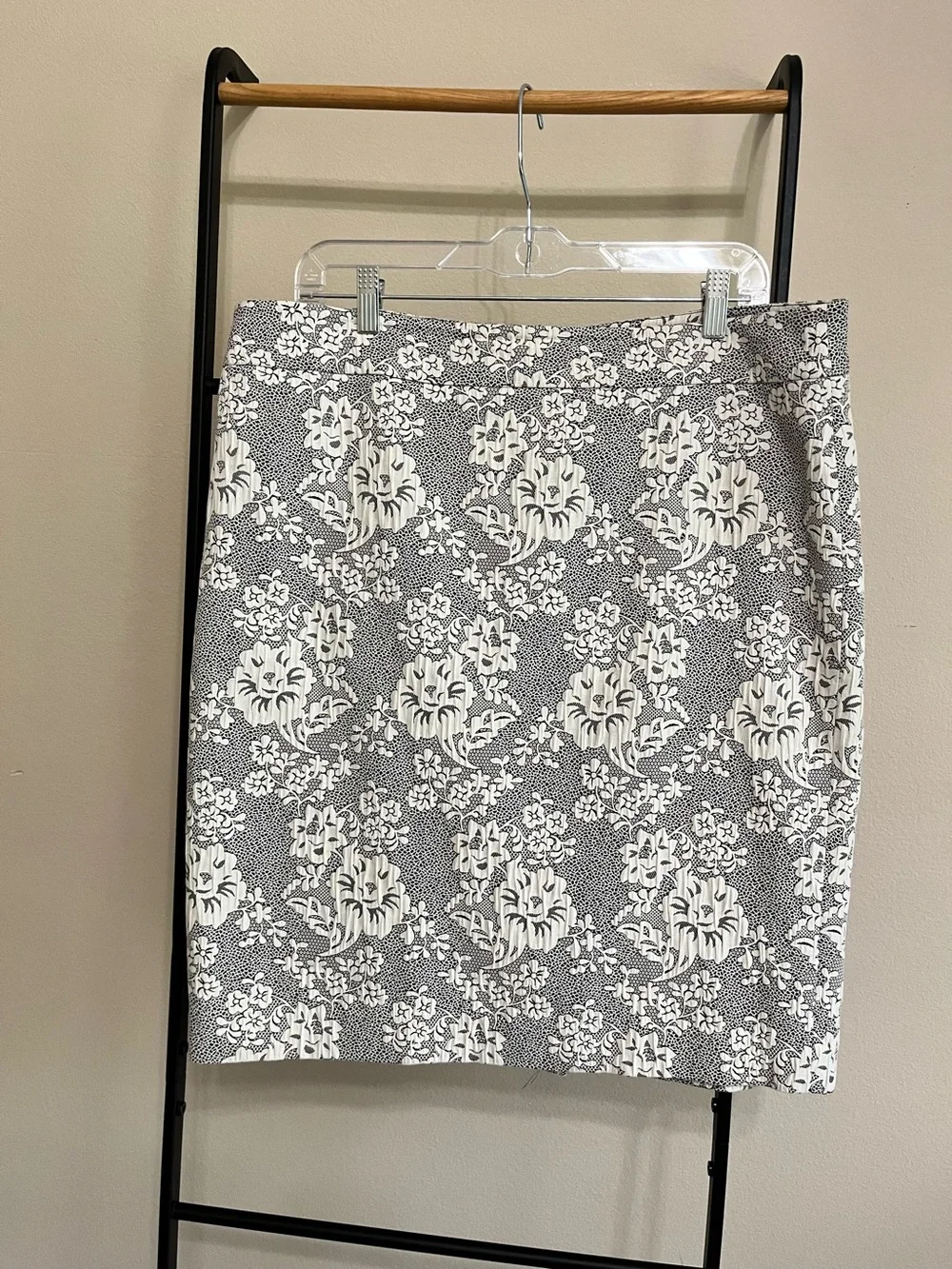 Ann Taylor Floral Textured Pencil Skirt w/ Back Slit - Size 14