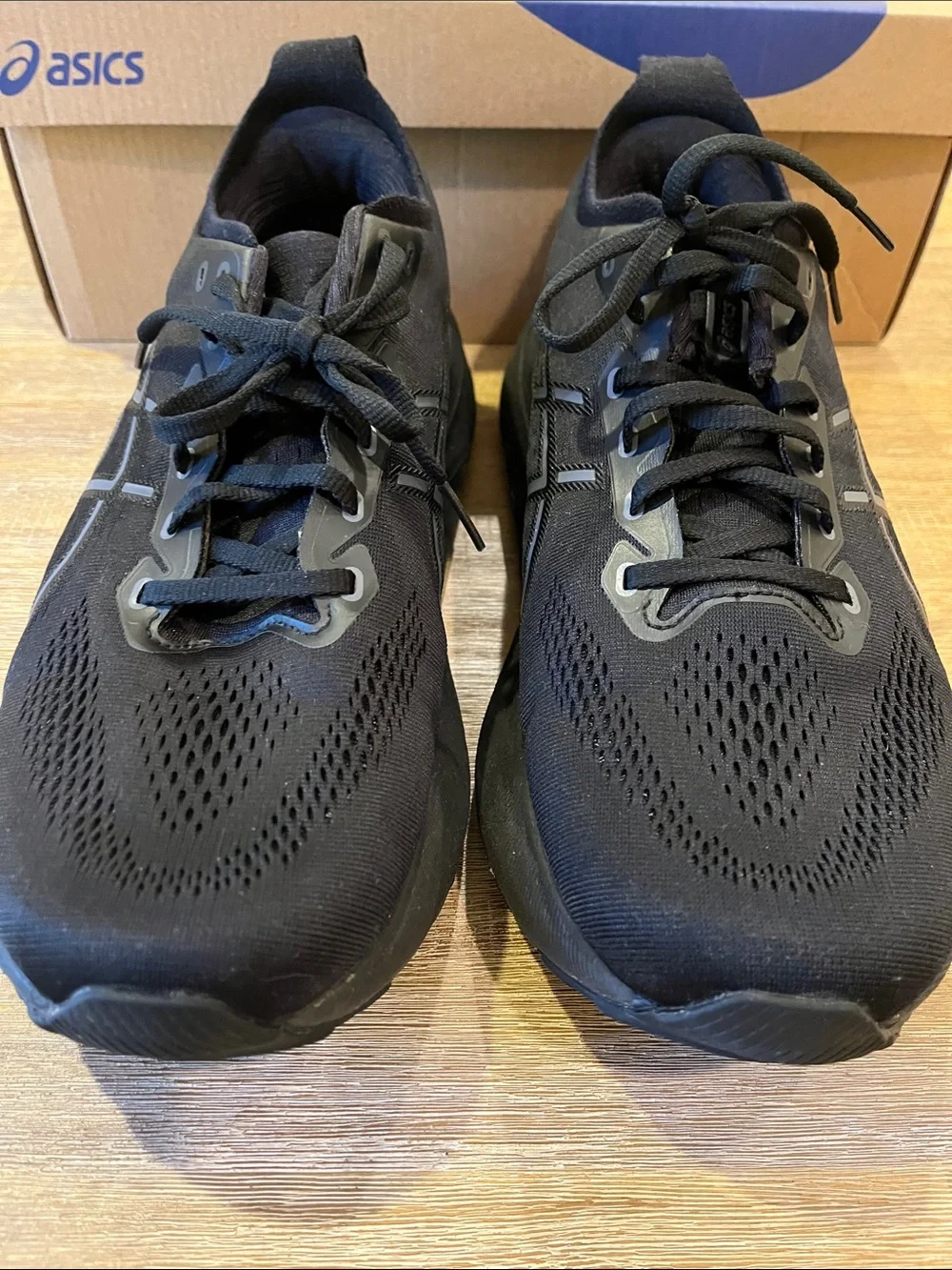Asics black shoe runningg