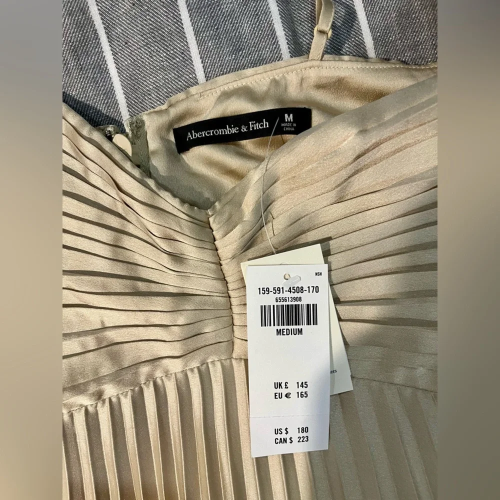 Abercrombie & Fitch elegant pleated