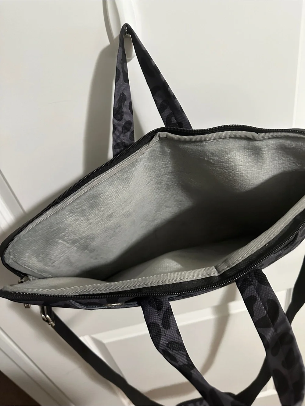 N/A commuting interior gray