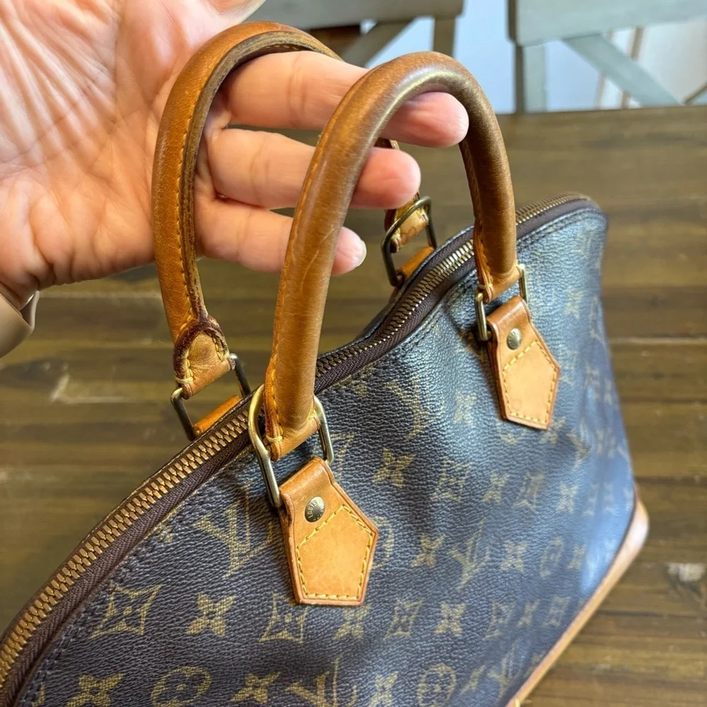 Louis Vuitton but corner signs