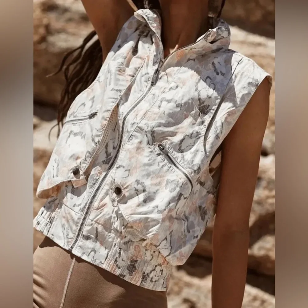 Free People FP MOVEMENT Off The Grid Zip‎ up Vest Floral W/Hood Lightweight