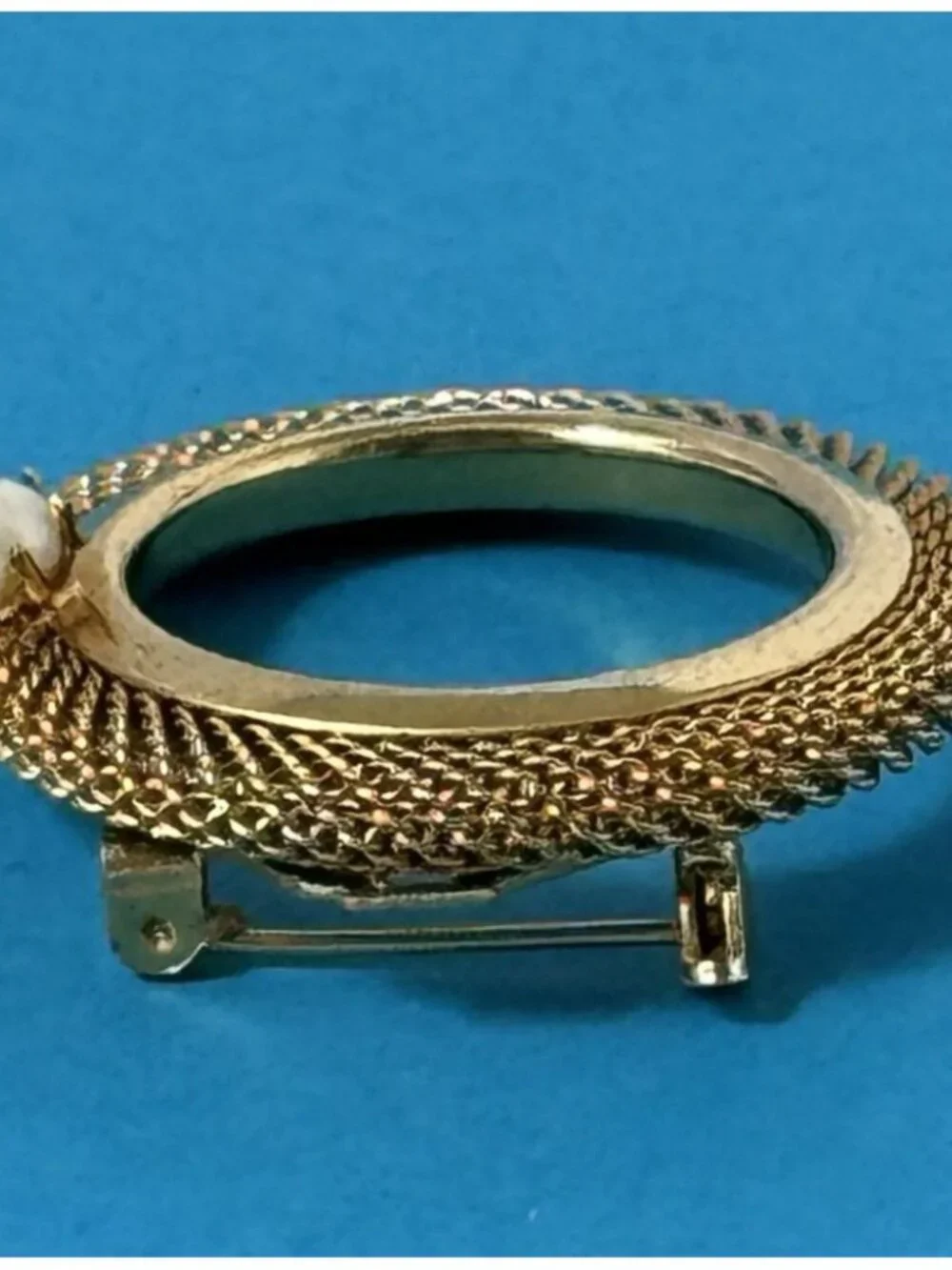 N/A locking brooch
