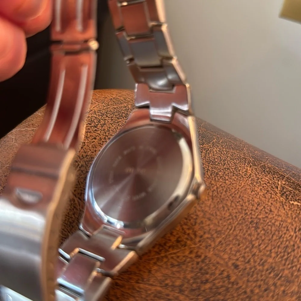 JF quartz watch