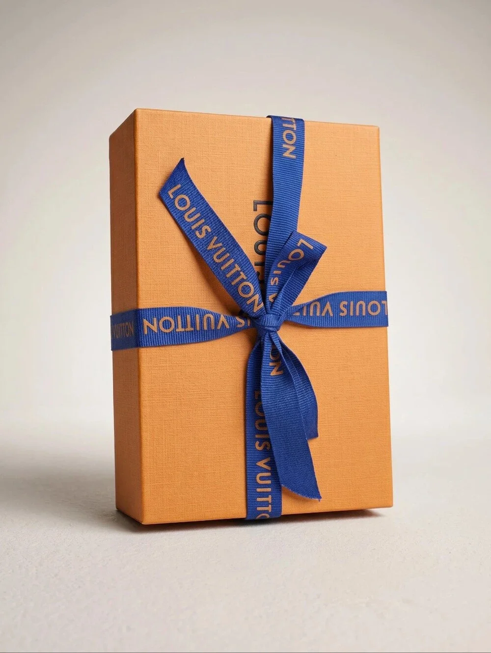 Louis Vuitton signs easy finish