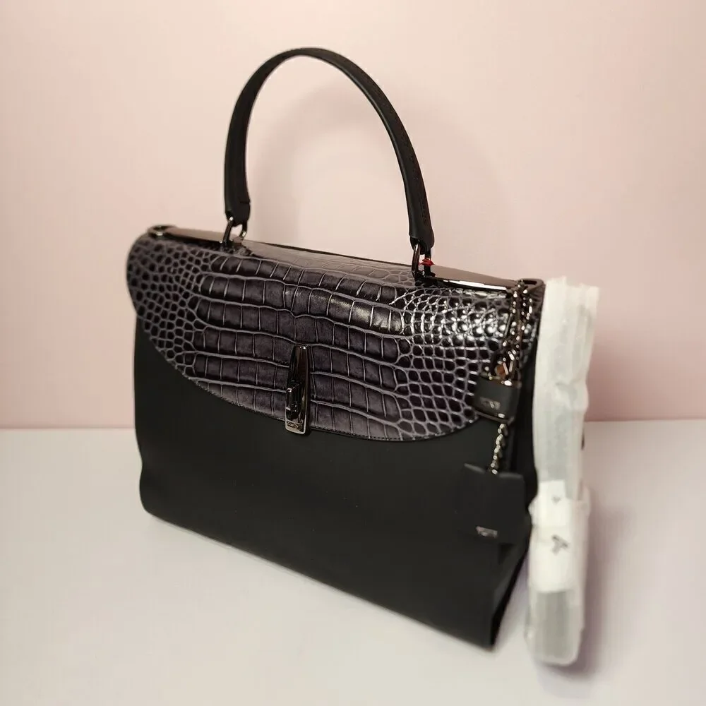 Tumi color key closure