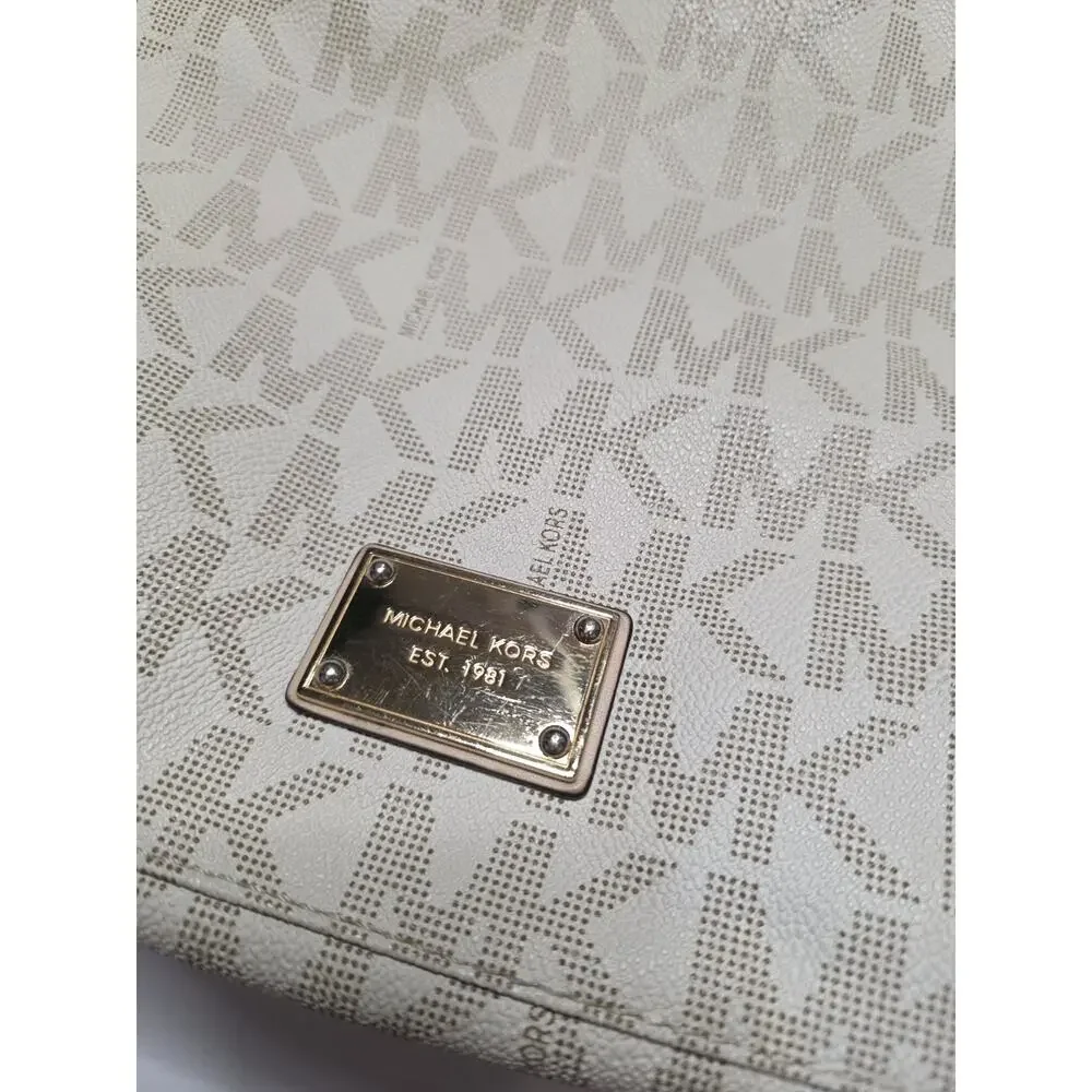 Michael Kors scratches zip mk