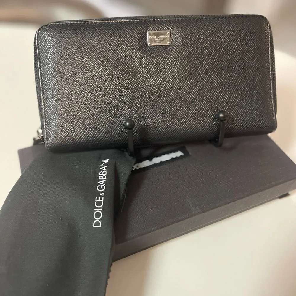 DOLCE & GABBANA Black Dauphine Zip Around Wallet. Calf Skin. Full inclusion.