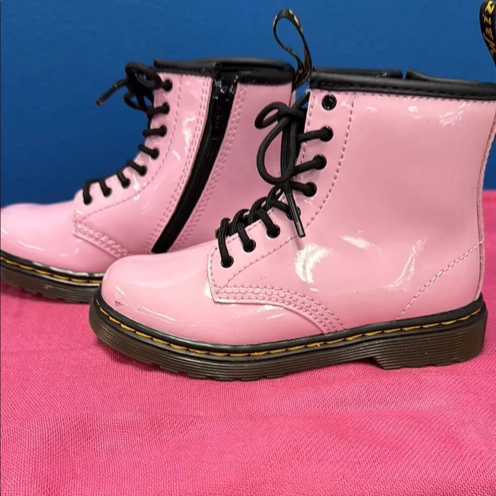 Dr. Martens glossy scuffs laces