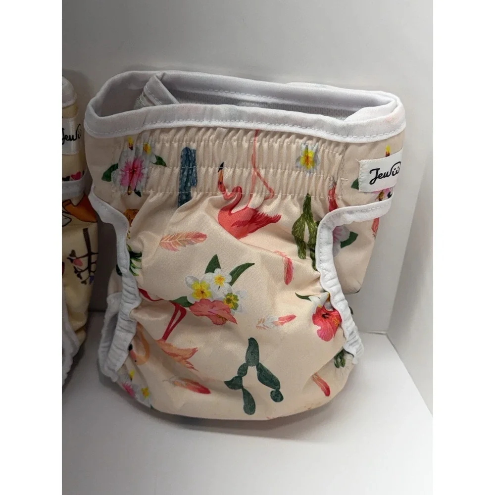 Jeuwith dog diapers