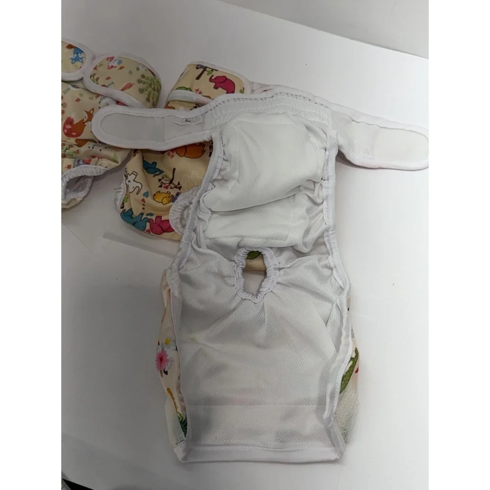 Jeuwith dog diapers