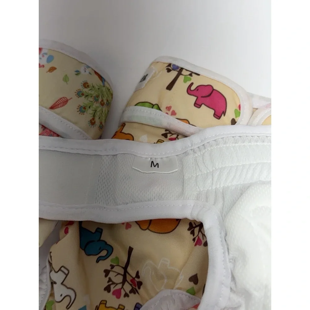Jeuwith dog diapers