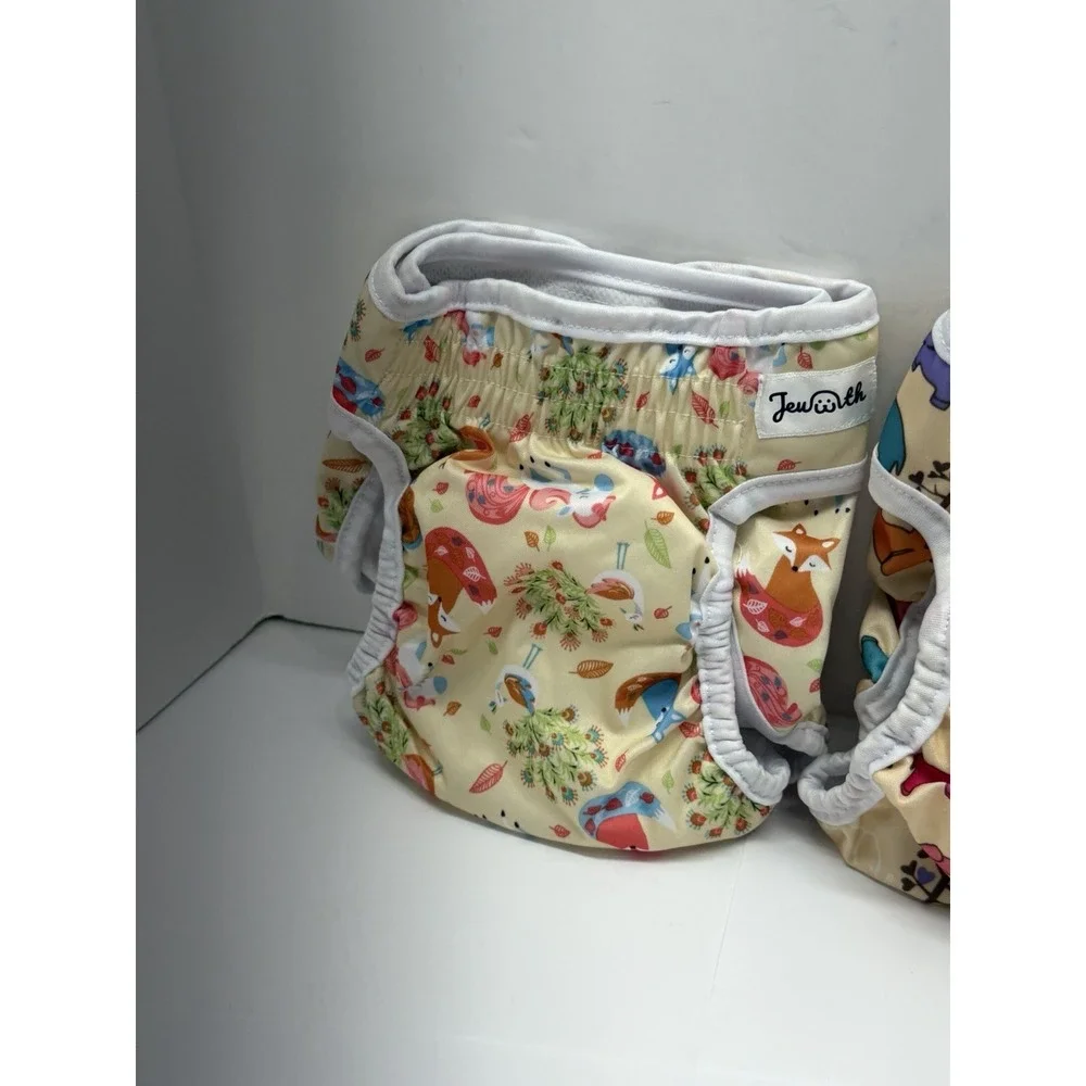 Jeuwith dog diapers
