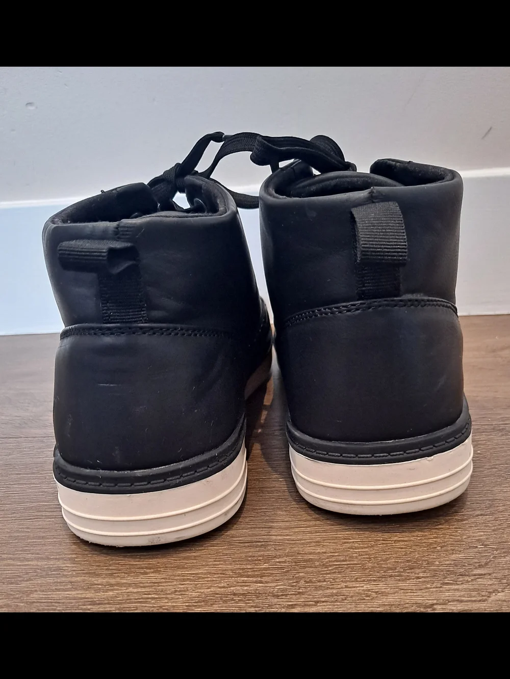 Perry Ellis stylish perry